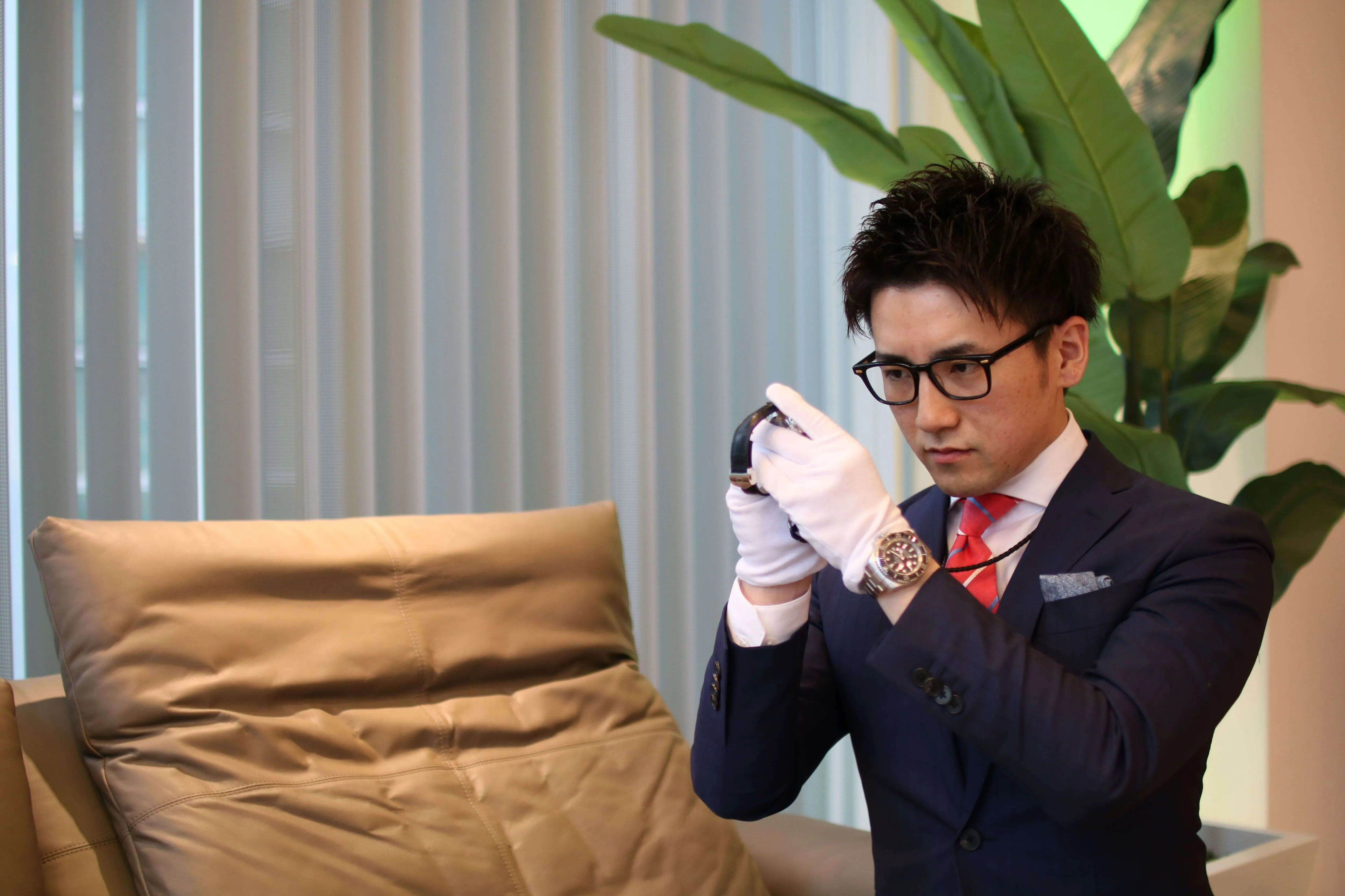 品物を鑑定する鑑定士の写真