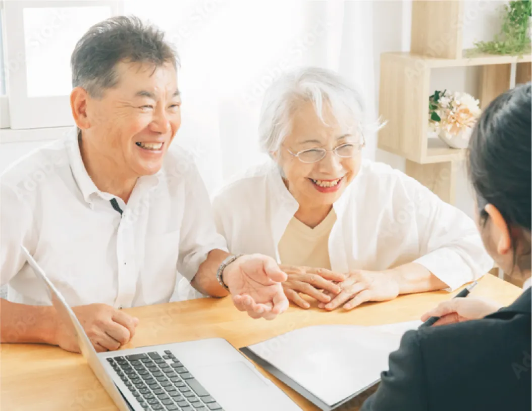 買取を依頼する老夫婦の写真
