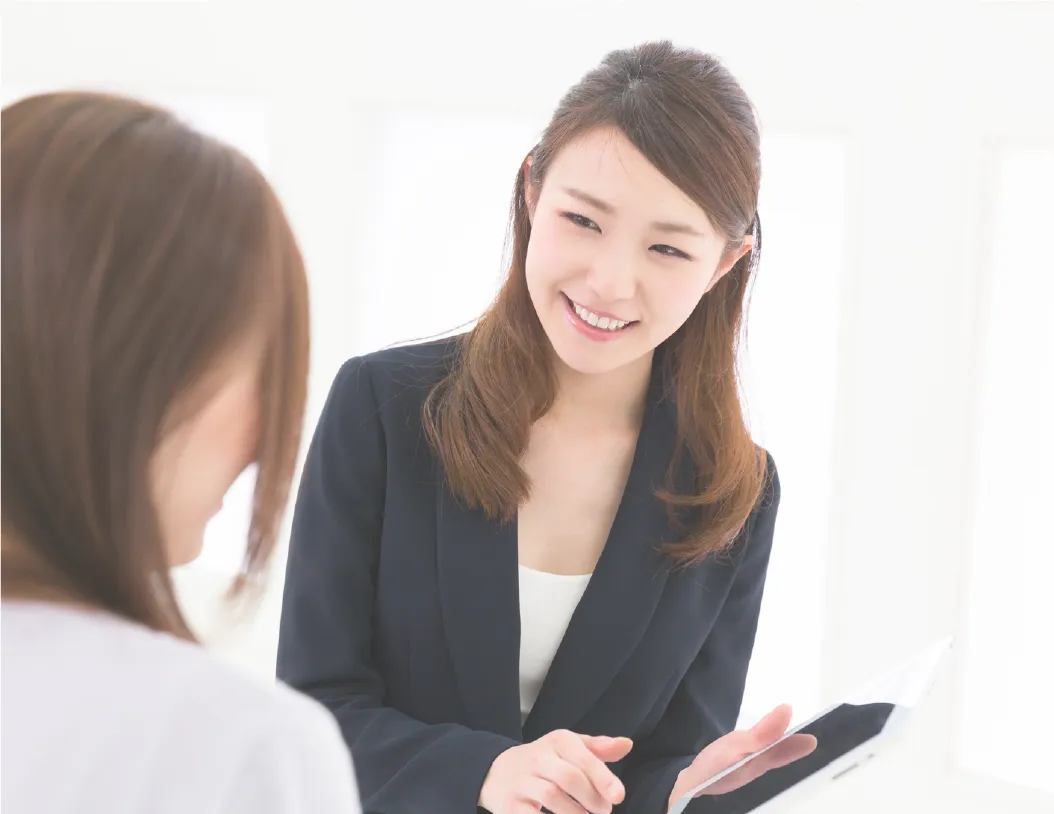 買取に対応するスーツ姿の女性の写真